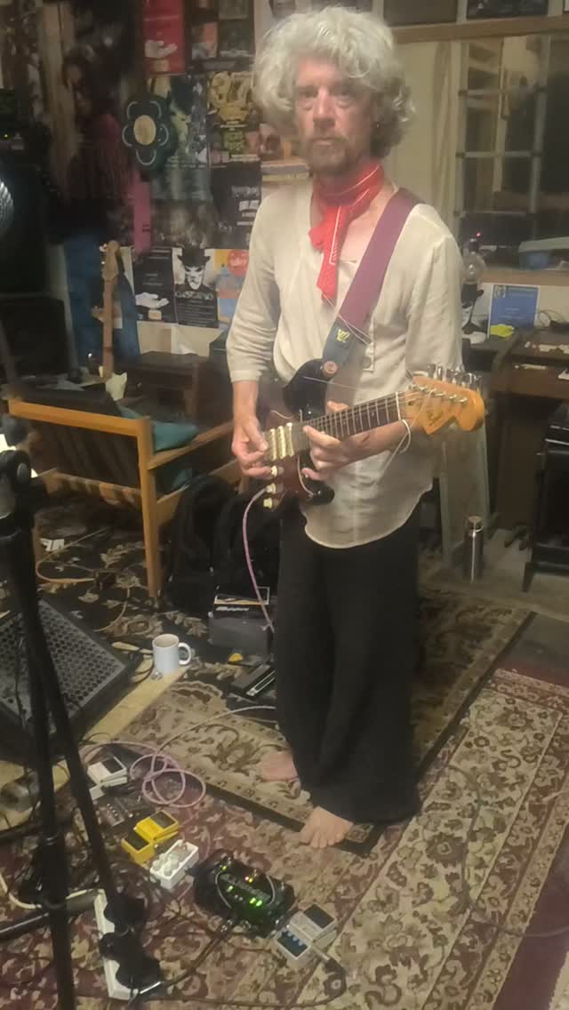 I forgot to capture any audio so we will just say this is @anginedepoitrine for now. If anyone wants the mute footage to try and recreate what was played DM us and we will send it over. Best one wins a day of free rehearsal space use! 

#guitarplayer #drummer #livesessions #anginedepoitrine