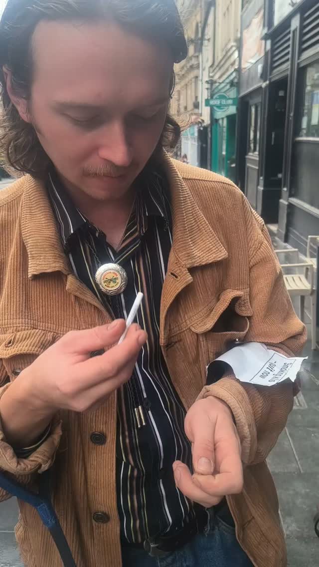 @rhysjdavies_ smoking the second fag of his 29th year on planet earth outside @the_murenger Newport's bestest pub.

The next ceremonial fag will be at Christmas. 

#birthdaypresent #cigarette #smokingarea